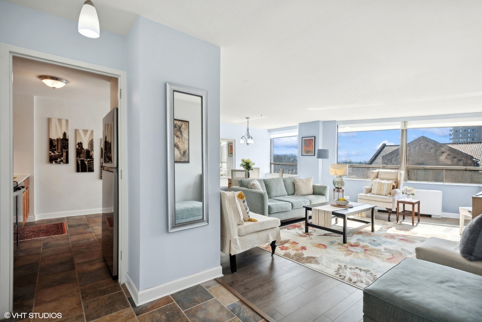 5701 North Sheridan Road, Unit 4Q Chicago, IL 60660 - Photo 13 of 23 a living room with furniture
