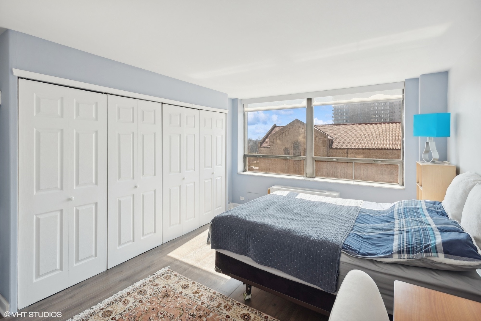 5701 North Sheridan Road, Unit 4Q Chicago, IL 60660 - Photo 15 of 23 a bedroom with a bed and glass window