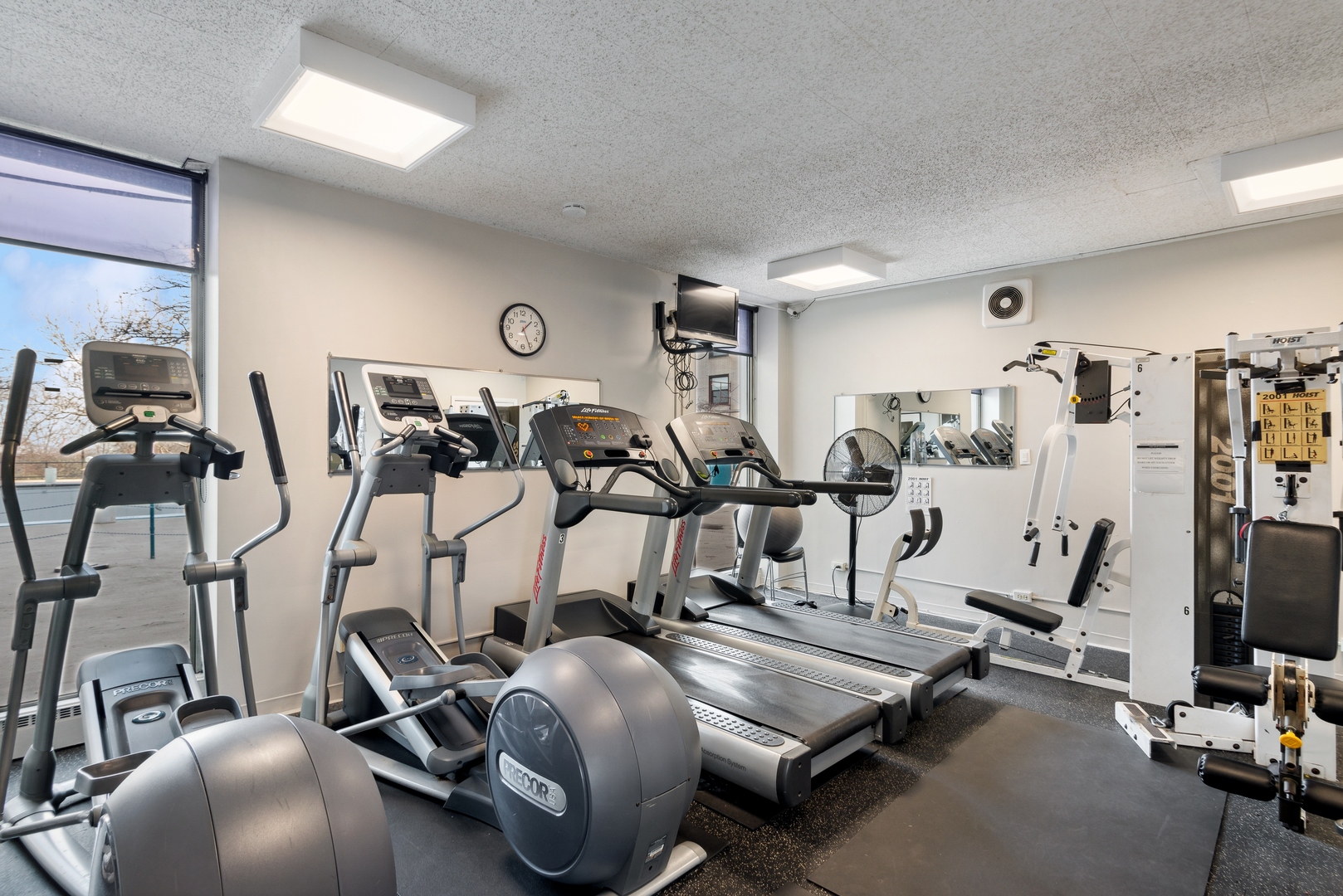 5701 North Sheridan Road, Unit 4Q Chicago, IL 60660 - Photo 22 of 23 a view of a room with gym equipment