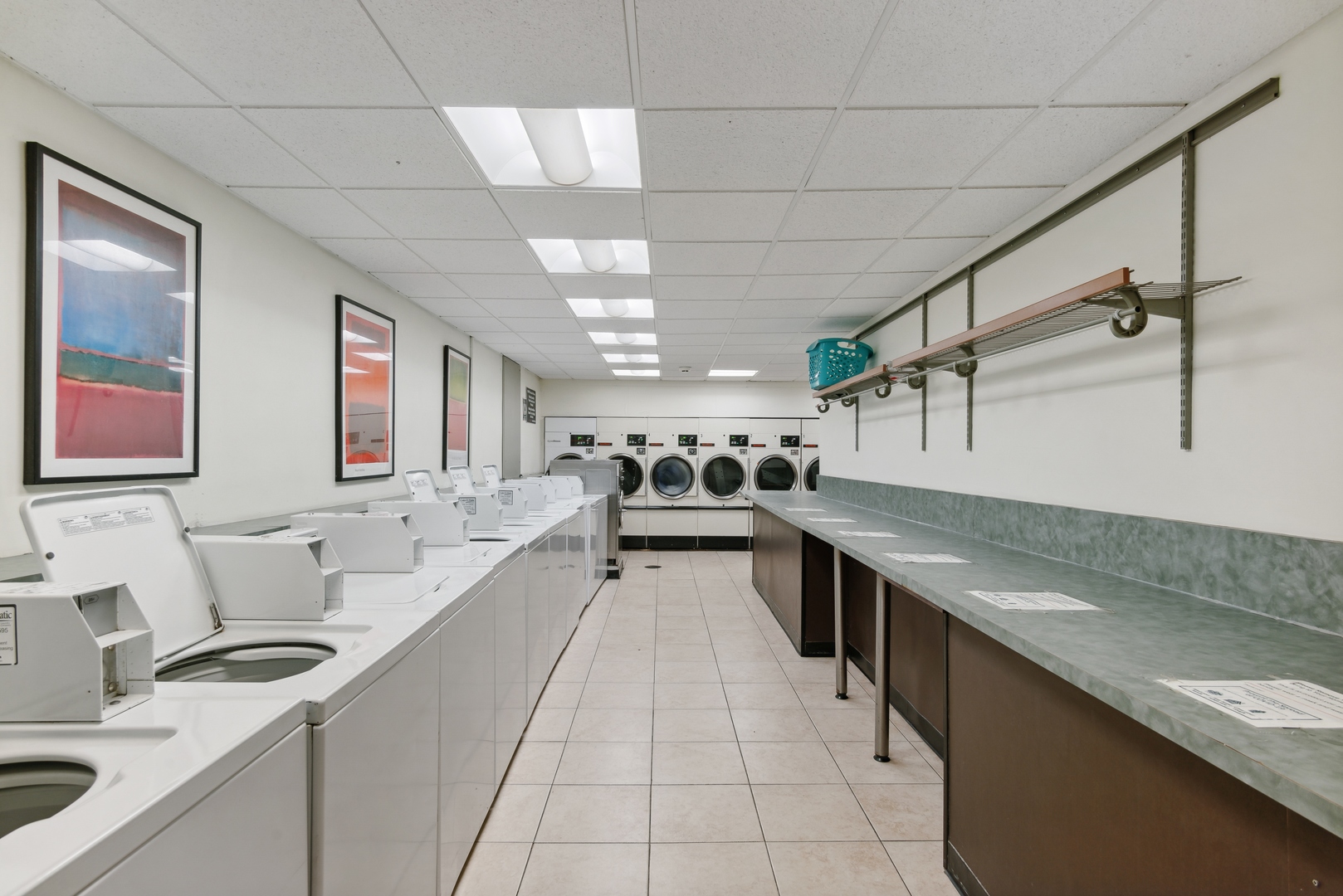 5701 North Sheridan Road, Unit 4Q Chicago, IL 60660 - Photo 23 of 23 a large white kitchen with a large window