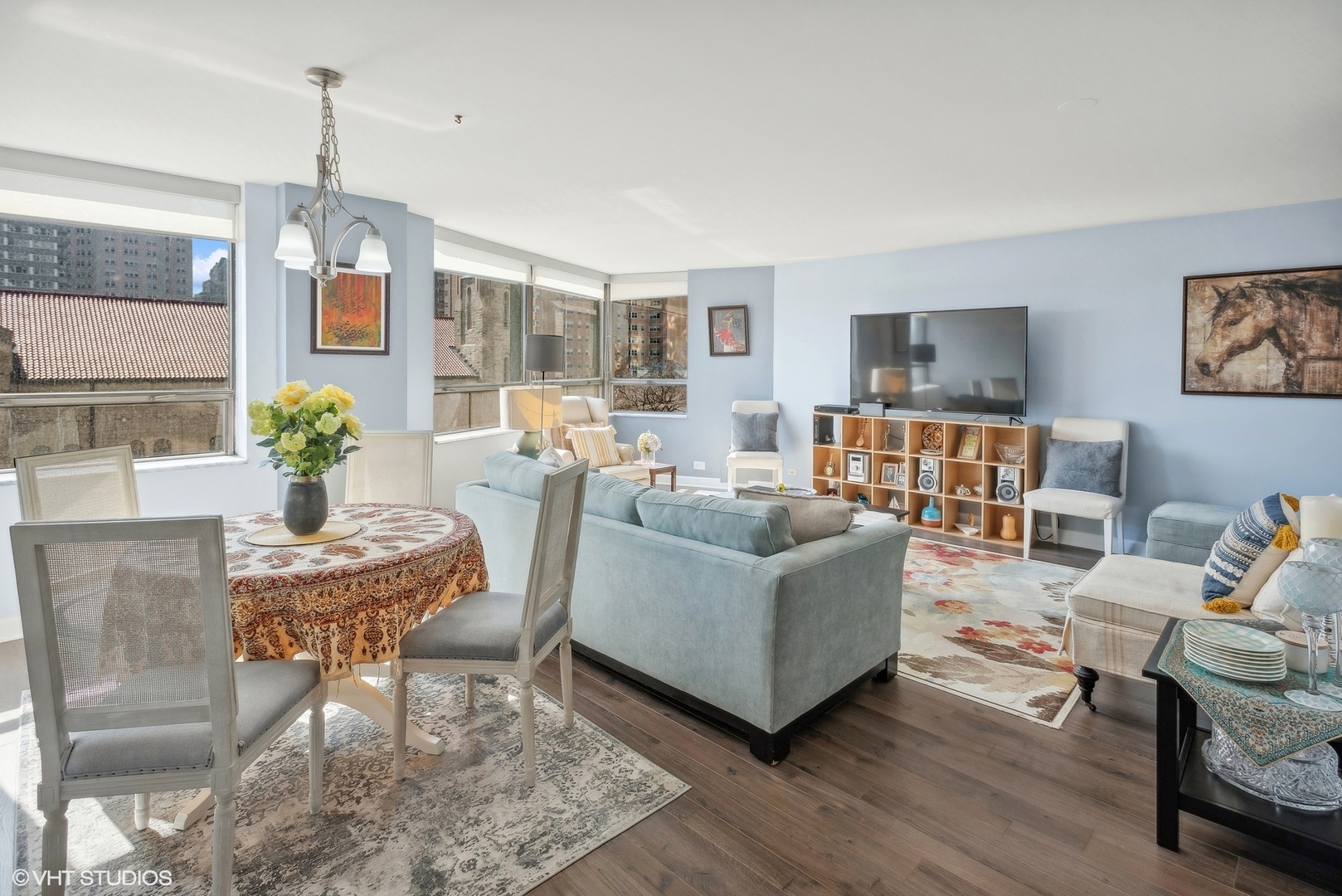 5701 North Sheridan Road, Unit 4Q Chicago, IL 60660 - Photo 3 of 23 a living room with fireplace furniture and a flat screen tv