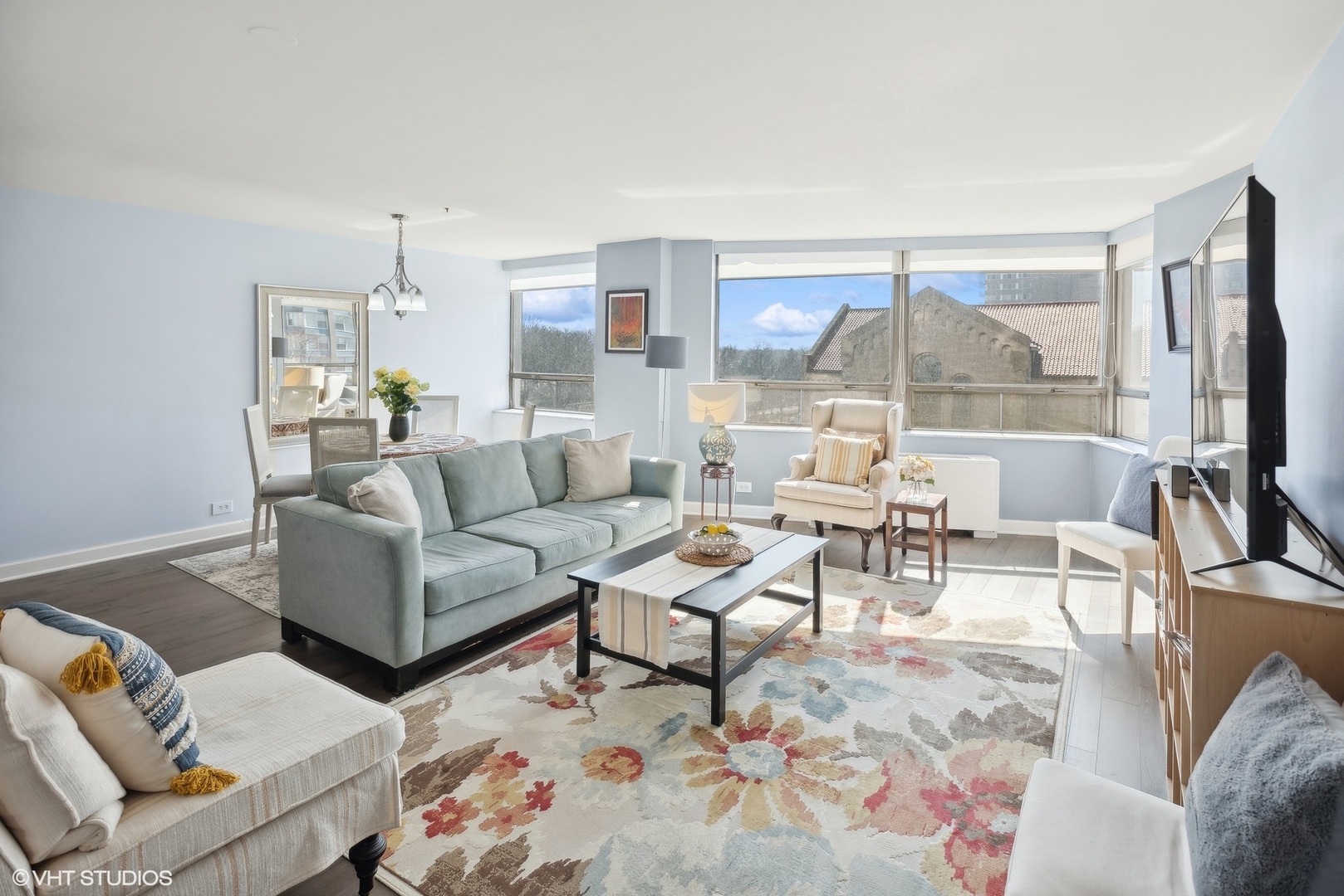 5701 North Sheridan Road, Unit 4Q Chicago, IL 60660 - Photo 4 of 23 a living room with furniture and a large window