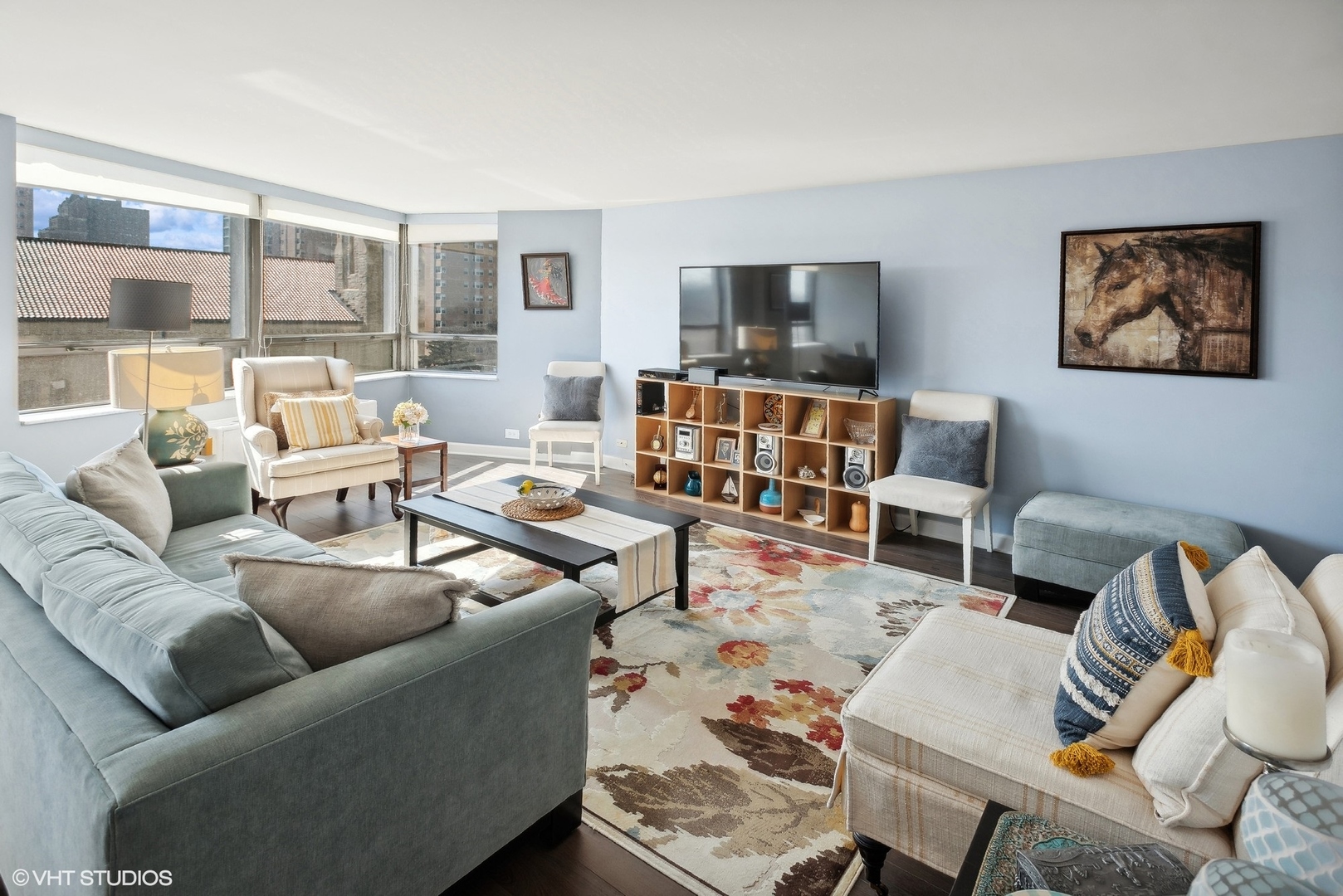 5701 North Sheridan Road, Unit 4Q Chicago, IL 60660 - Photo 5 of 23 a living room with furniture and a flat screen tv