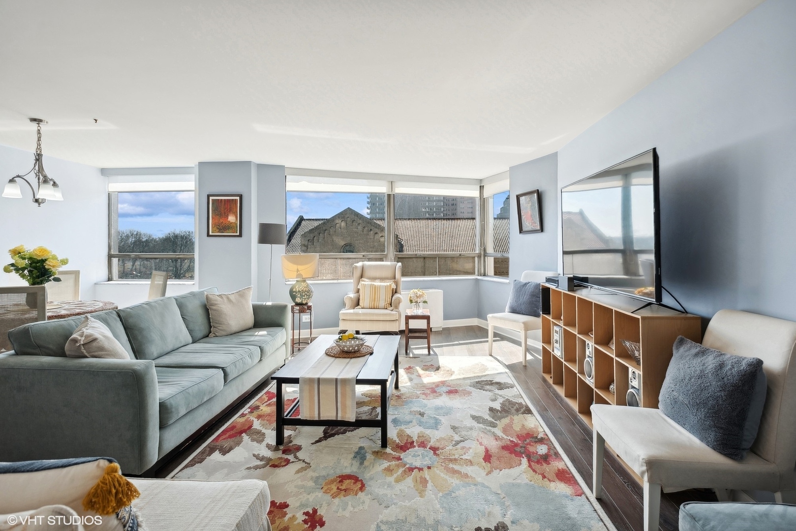 5701 North Sheridan Road, Unit 4Q Chicago, IL 60660 - Photo 6 of 23 a living room with furniture and a couch