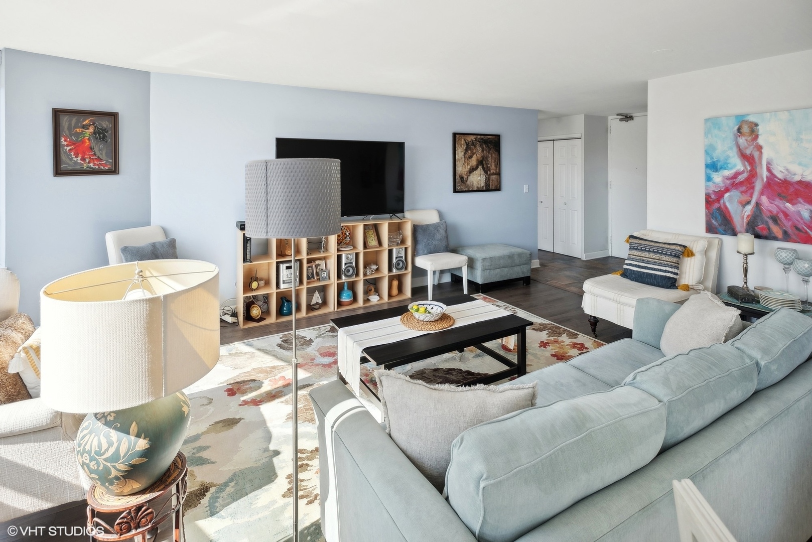 5701 North Sheridan Road, Unit 4Q Chicago, IL 60660 - Photo 7 of 23 a living room with furniture and a flat screen tv