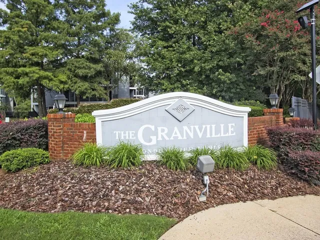 a view of a back yard