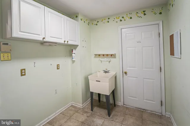 an empty room with closet