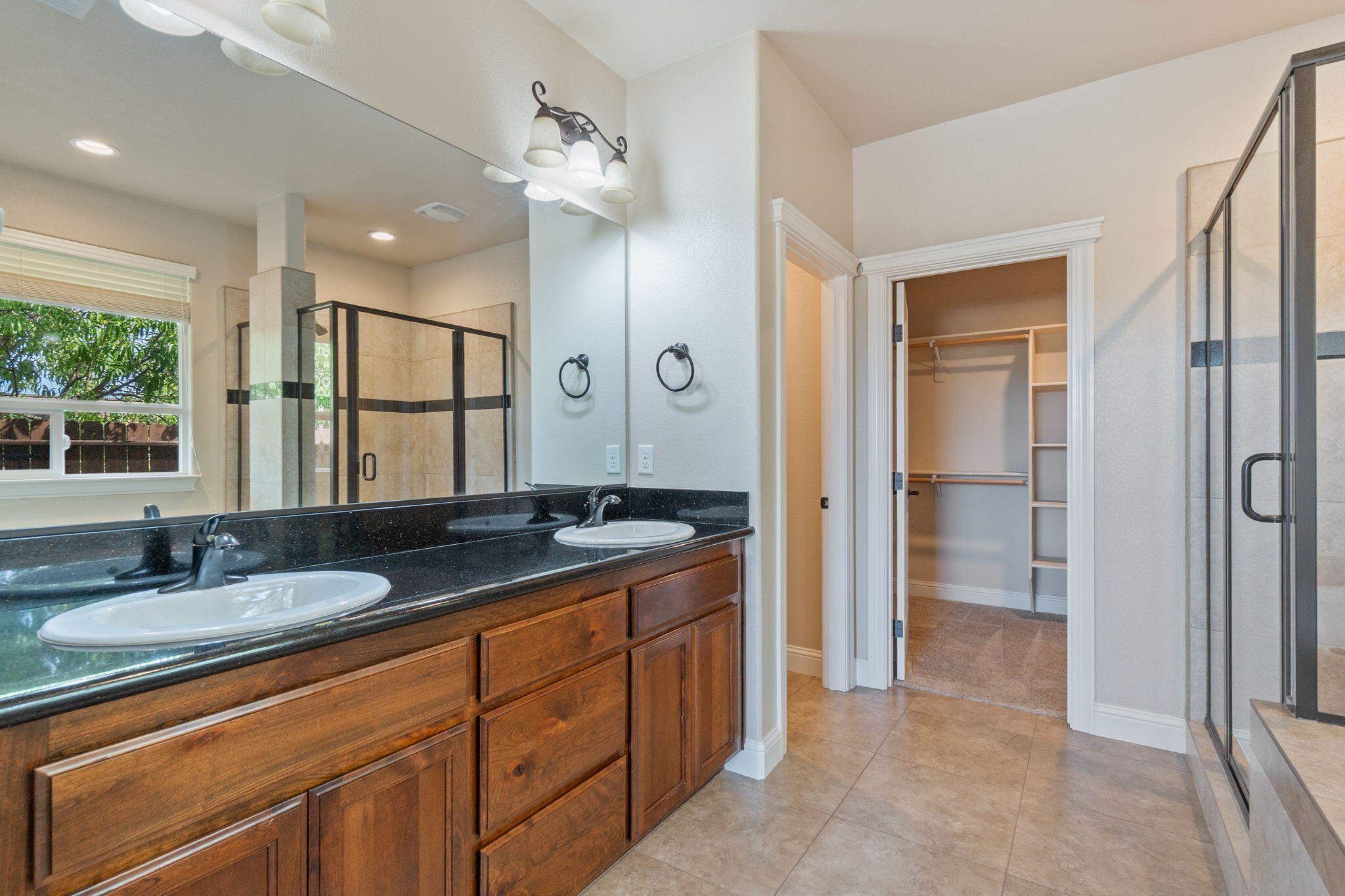 372 Stinson Loop Redding, CA 96003 - Photo 27 of 79 Bathroom