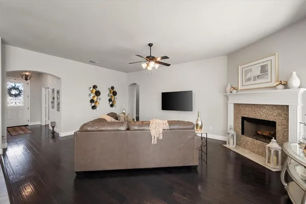 $345,000 | 118 Basswood Drive, Red Oak, TX 75154