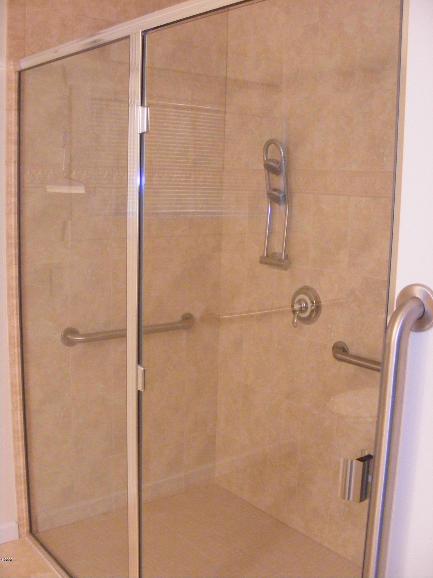415 Northwest 19th Street Newport, OR 97365 - Photo 31 of 40 Mstr tiled shower