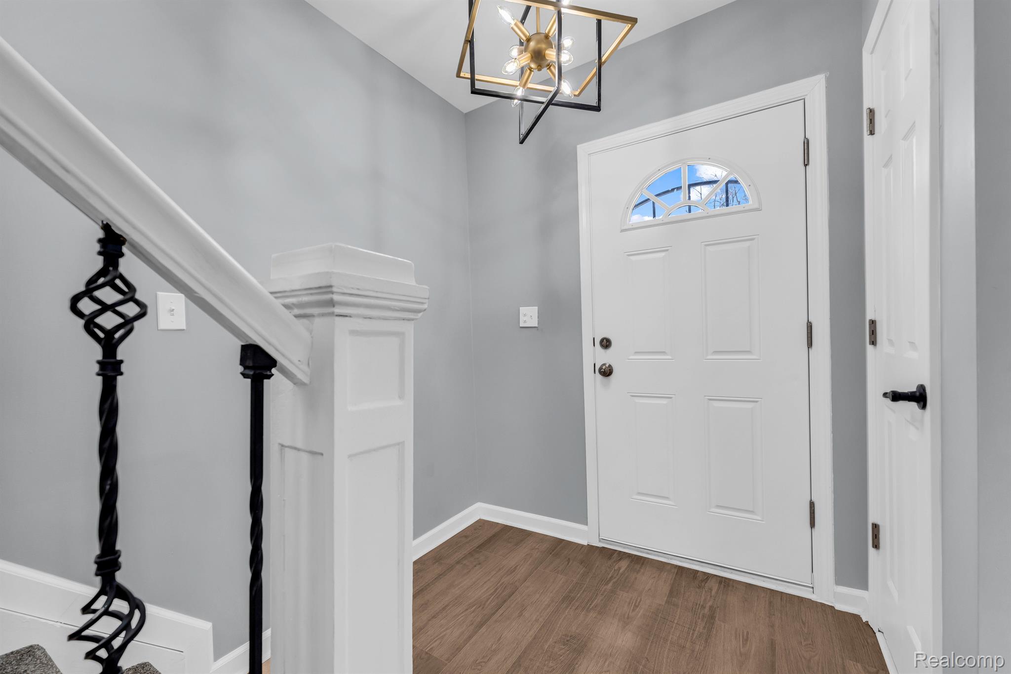 15372 Manor Detroit, MI 48238 - Photo 2 of 13 Foyer