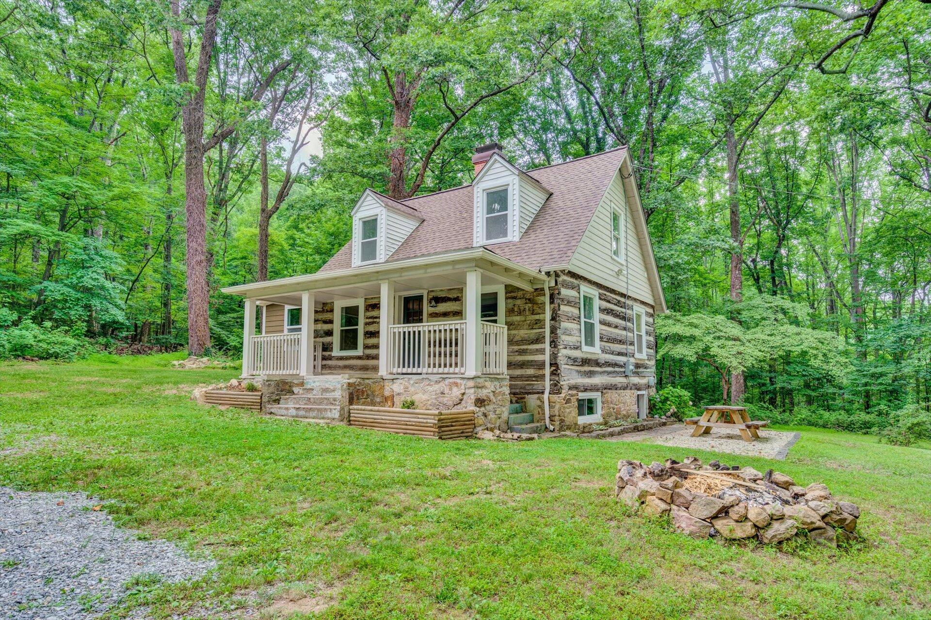156 Ridgeview Circle Roanoke, VA 24019 - Photo 1 of 36 00-Main-SHOWS GREAT-130-Henry
