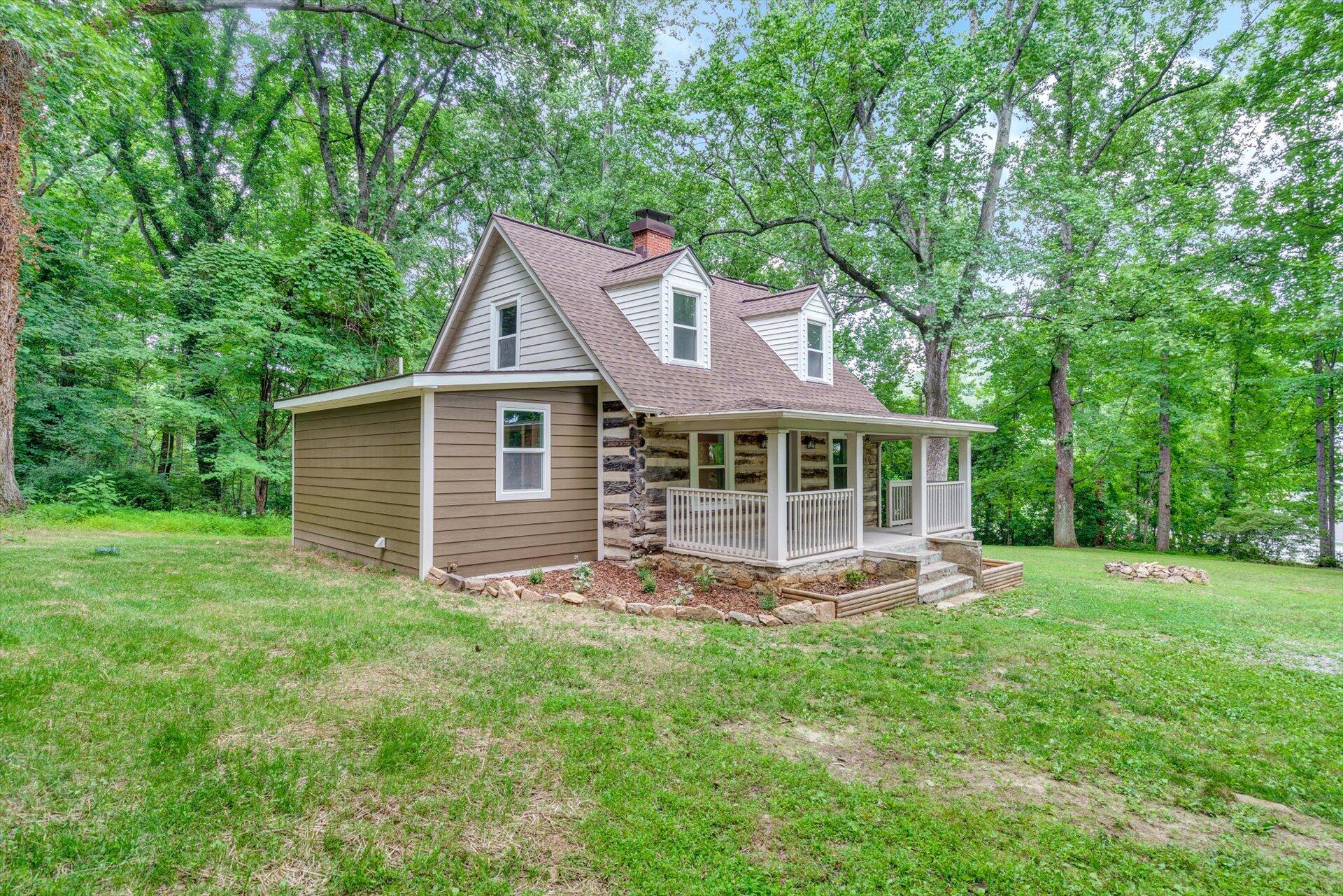 156 Ridgeview Circle Roanoke, VA 24019 - Photo 3 of 36 02-SHOWS GREAT-132-Henry
