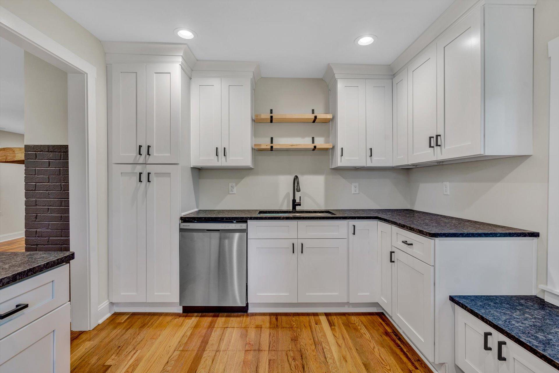 156 Ridgeview Circle Roanoke, VA 24019 - Photo 19 of 36 19-SHOWS GREAT-149-Henry