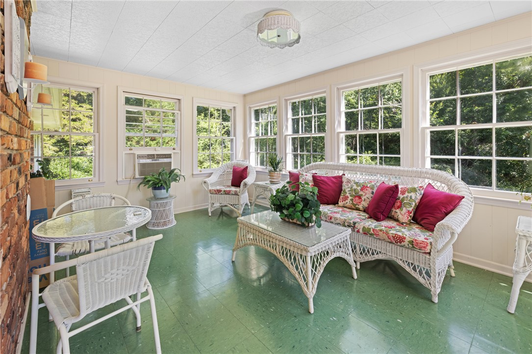 706 Pinewood Drive Pendleton, SC 29670 - Photo 15 of 35 Sun-filled room offers a vibrant atmosphere with abundant natural illumination.