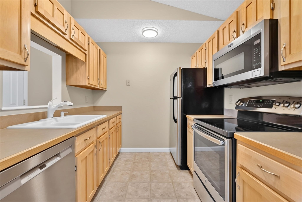 16 Maple Crest Circle, Unit J Holyoke, MA 01040 - Photo 14 of 34