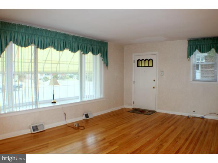 3105 Welsh Road Philadelphia, PA 19136 - Photo 3 of 25 Living Room