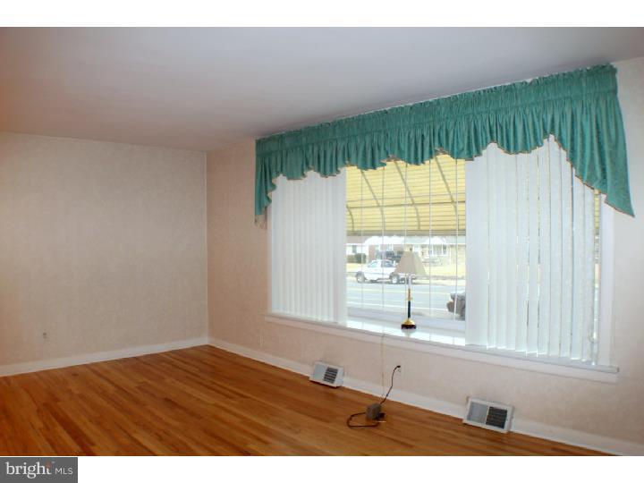 3105 Welsh Road Philadelphia, PA 19136 - Photo 4 of 25 Living Room