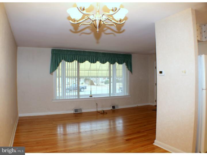 3105 Welsh Road Philadelphia, PA 19136 - Photo 5 of 25 Living Room