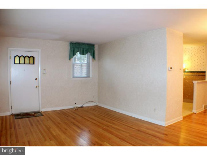 3105 Welsh Road Philadelphia, PA 19136 - Photo 6 of 25 Living Room