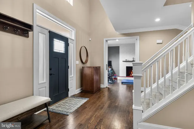 a view of livingroom and hardwood floor