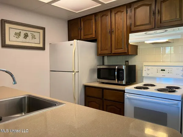 $125,900 | 117 Lanai Villa, Unit E, Diamondhead, MS 39525