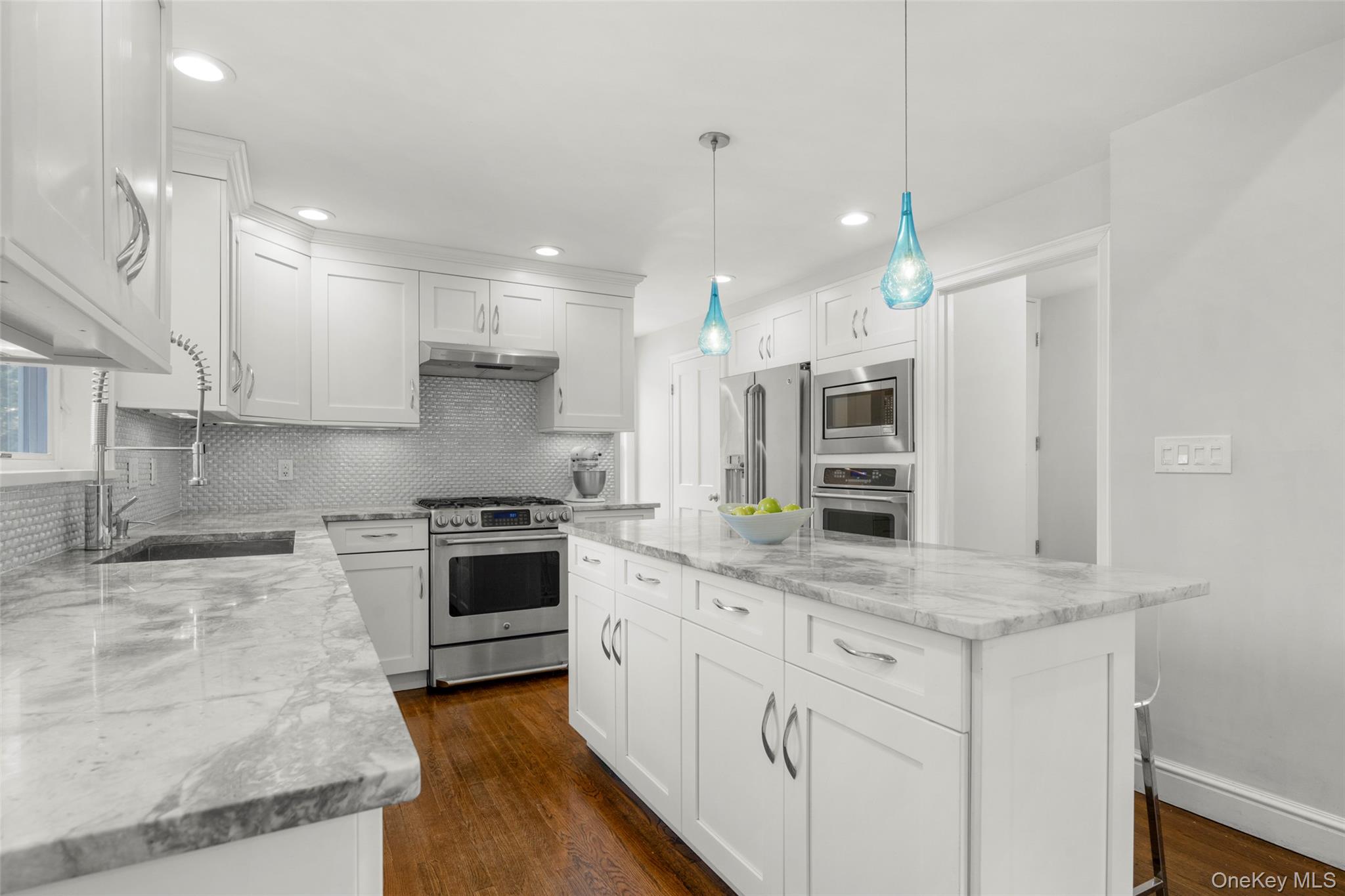 644 Fort Hill Road Scarsdale, NY 10583 - Photo 20 of 42 a kitchen with stainless steel appliances granite countertop a sink a stove and a refrigerator