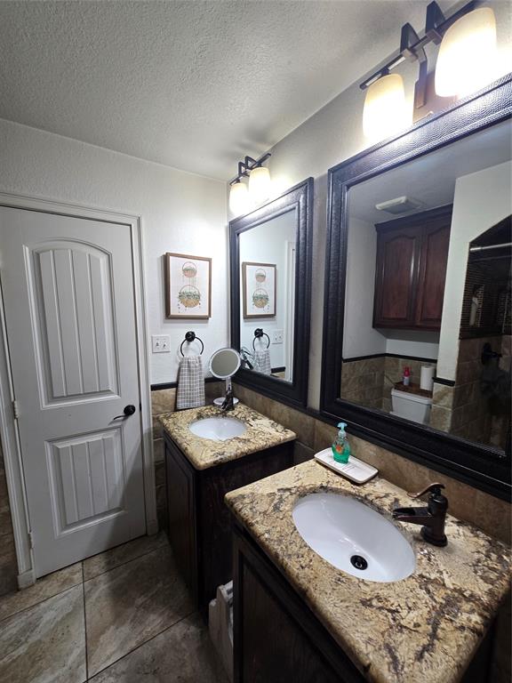 222 West Shady Grove Road, Unit 222 Irving, TX 75060 - Photo 22 of 37 a bathroom with a sink and a mirror