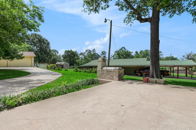 a view of a house with backyard and garden