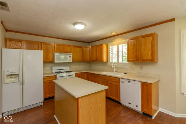 $2,400 | 4854 Oakleigh Parkway, Greenwood, IN 46143