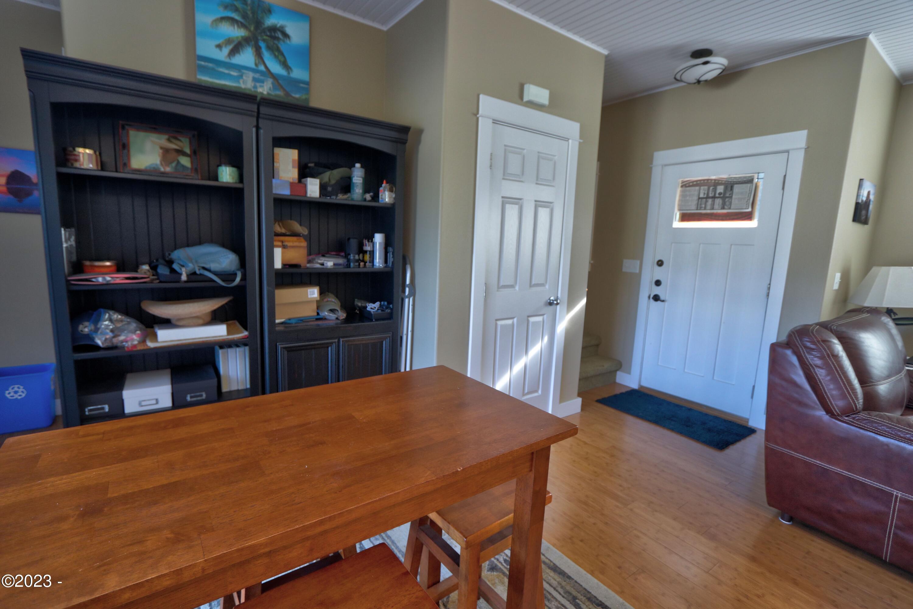 2910 Southwest Brant Street Newport, OR 97366 - Photo 6 of 33 Entry