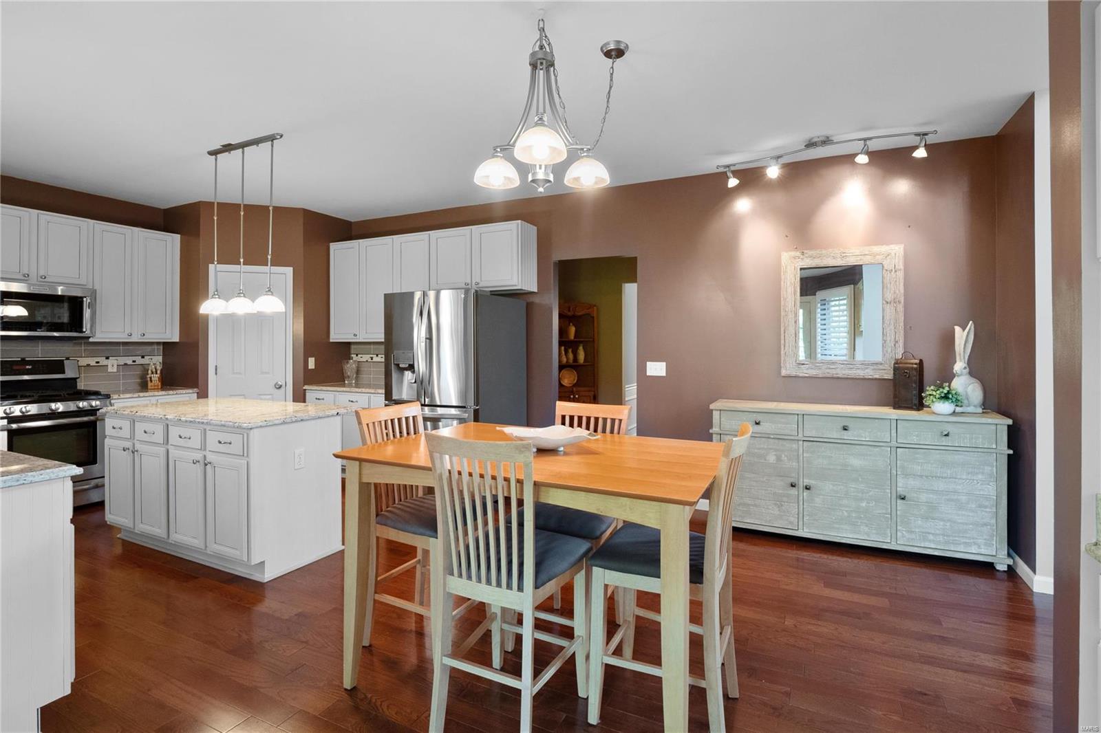 2021 Avalon Ridge Circle Fenton, MO 63026 - Photo 16 of 56