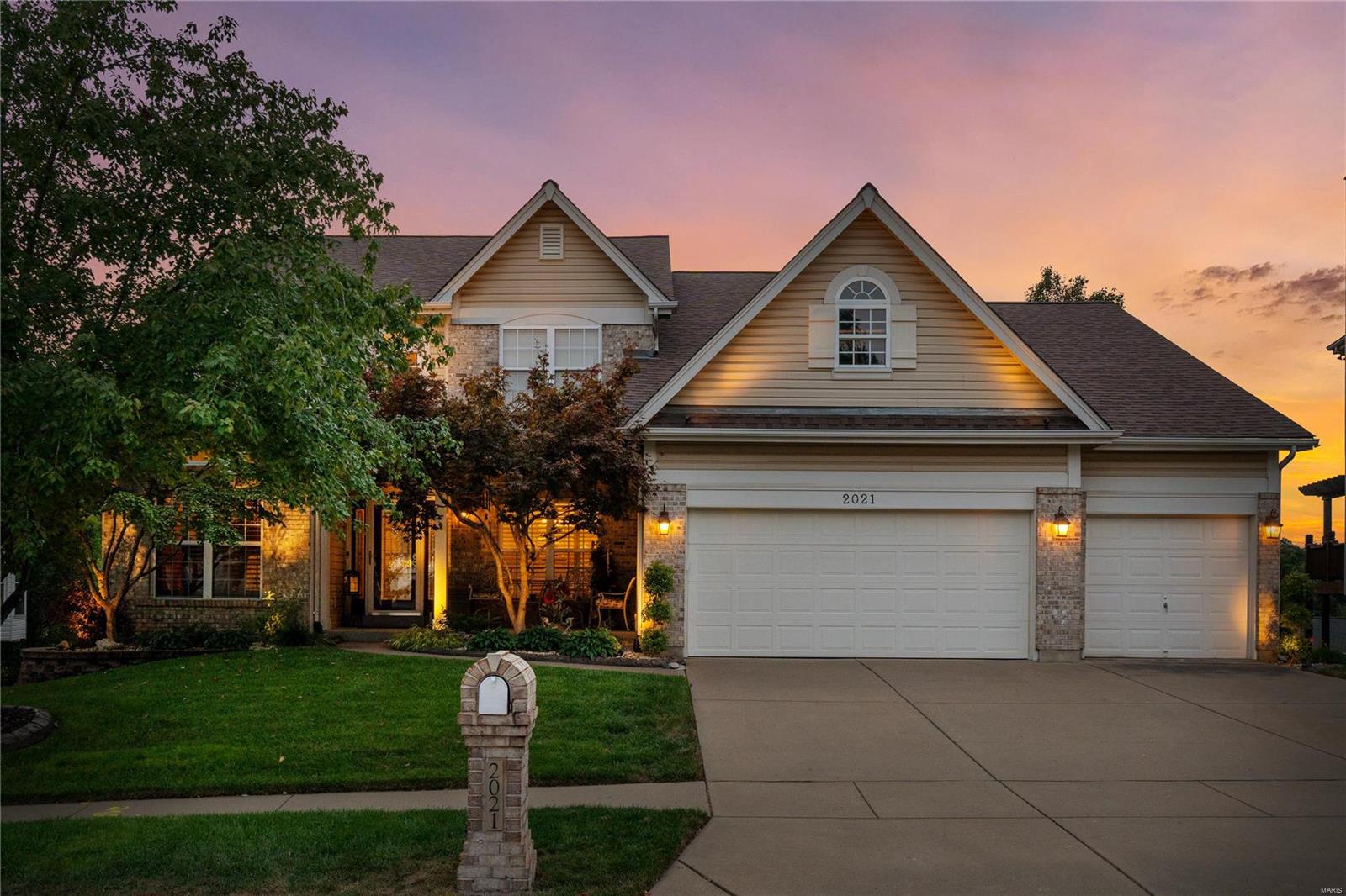 2021 Avalon Ridge Circle Fenton, MO 63026 - Photo 2 of 56