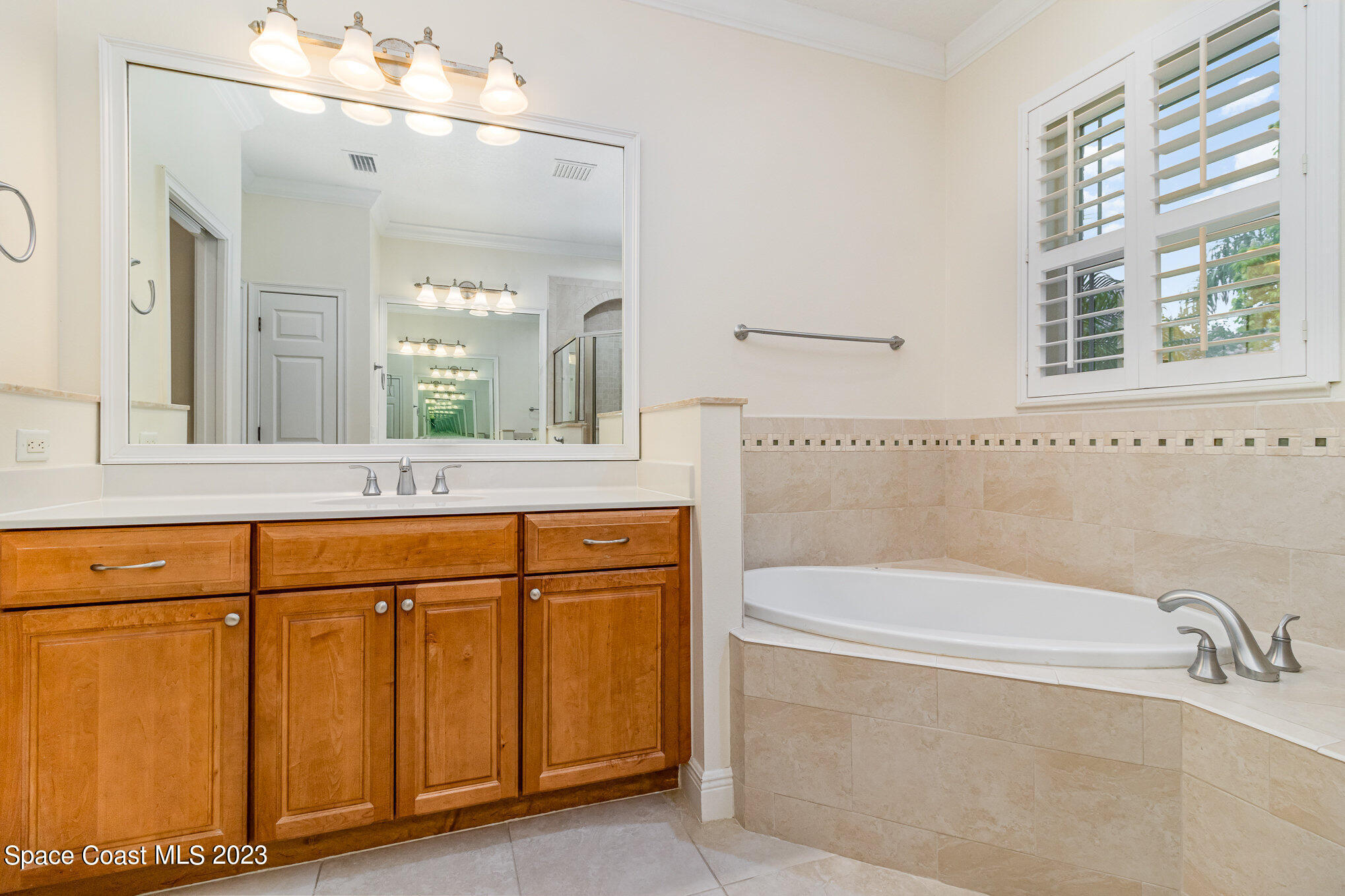 113 Palm Circle Melbourne, FL 32940 - Photo 10 of 16 a bathroom with a bathtub sink and mirror
