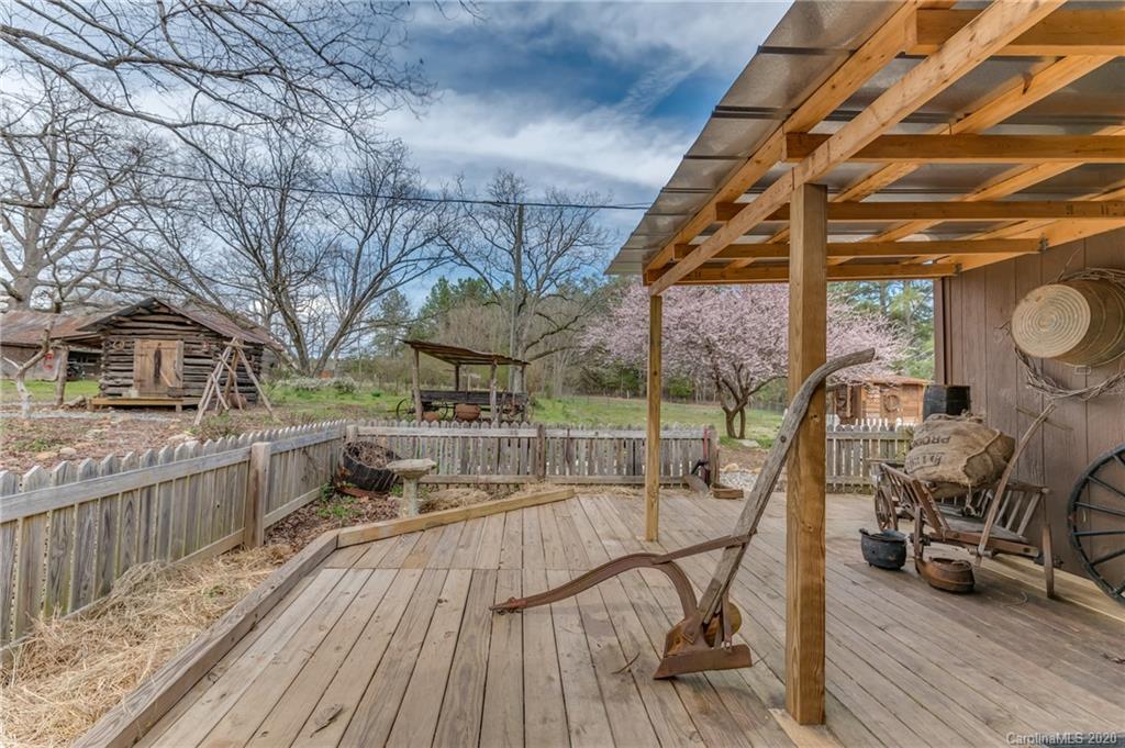 36 Skunk Hollow Road Campobello, SC 29322 - Photo 8 of 43