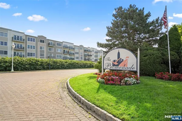 $575,000 | 155 The Promenade, Edgewater, NJ 07020