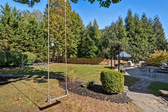 a view of a backyard