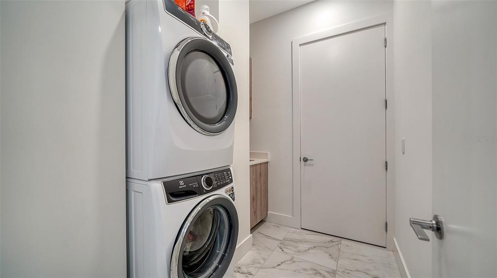 33 South Palm Avenue, Unit 804 Sarasota, FL 34236 - Photo 20 of 42 a utility room with dryer and washer