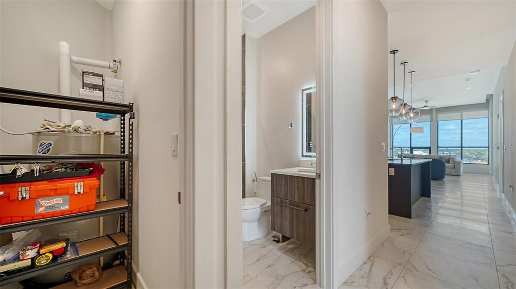 33 South Palm Avenue, Unit 804 Sarasota, FL 34236 - Photo 21 of 42 a view of a living room