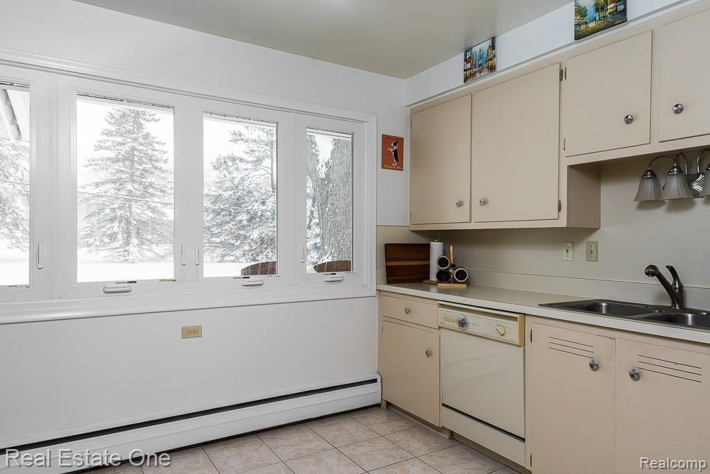 190 Wendelton Road Troy, MI 48084 - Photo 6 of 16 2 Kitchen 190 Wendelton, Troy MI, Koteles, 02-09-18-1050-Edit.jpg
