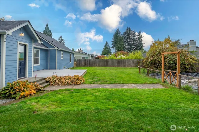 a view of a house with a yard