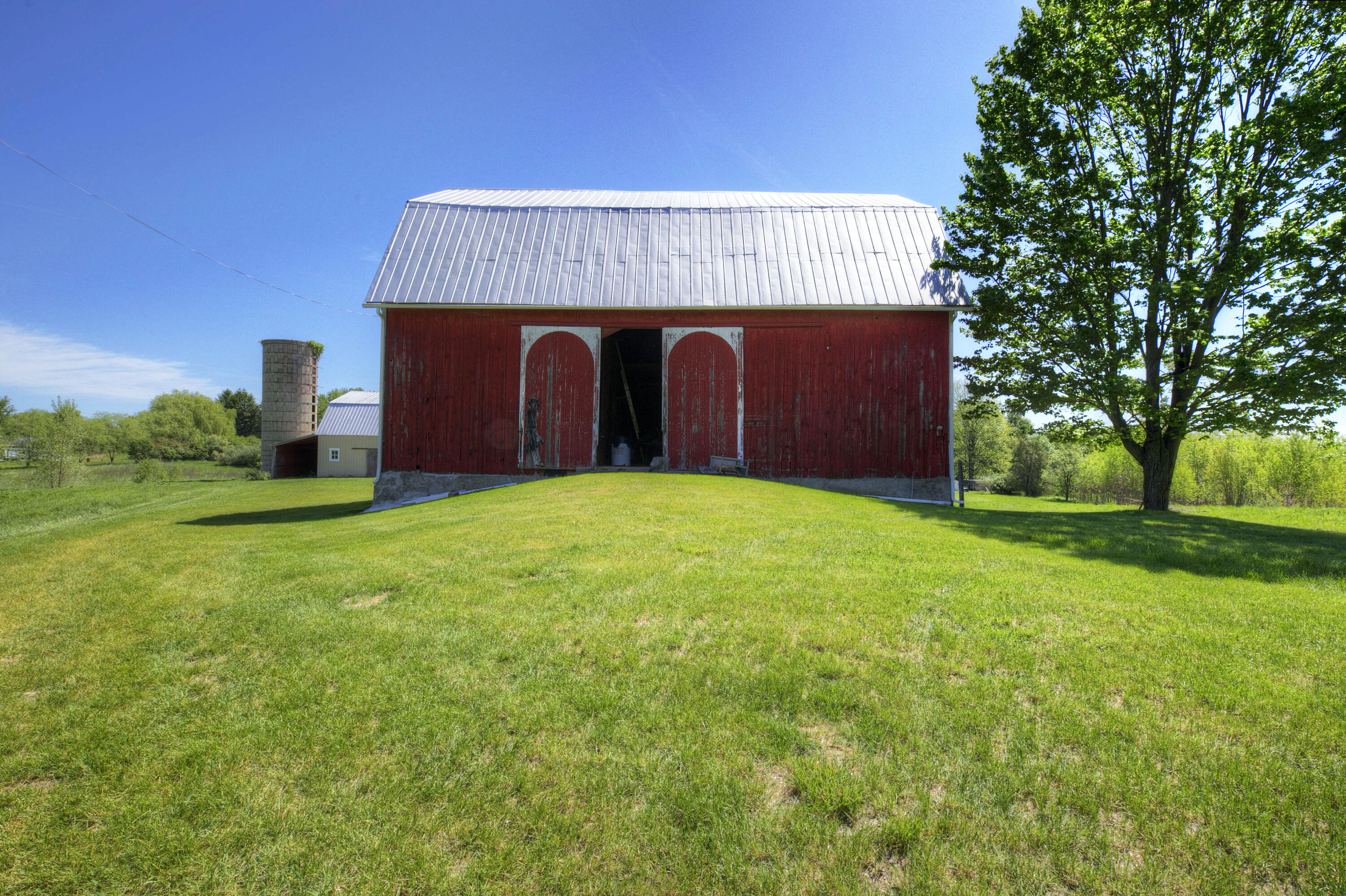 15610 Arnold Road Gregory, MI 48137 - Photo 69 of 90 Big barn door open