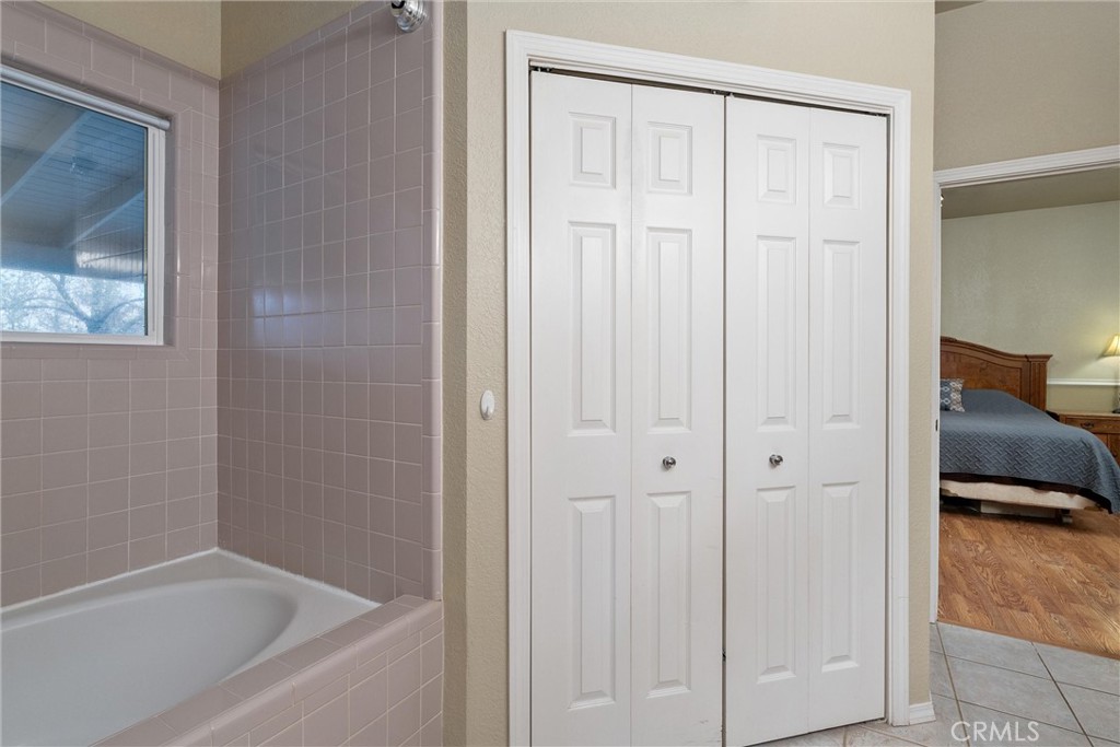 3385 Keefer Road Chico, CA 95973 - Photo 20 of 40 a bathroom with a bathtub