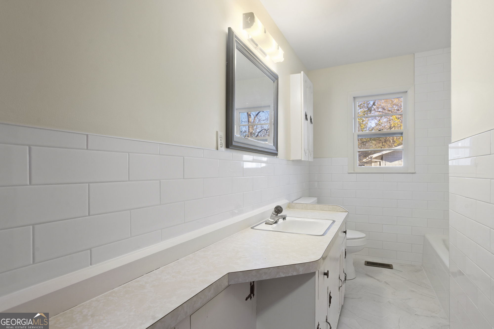 1423 Tucker Road Perry, GA 31069 - Photo 20 of 37 a bathroom with a sink and a bathtub