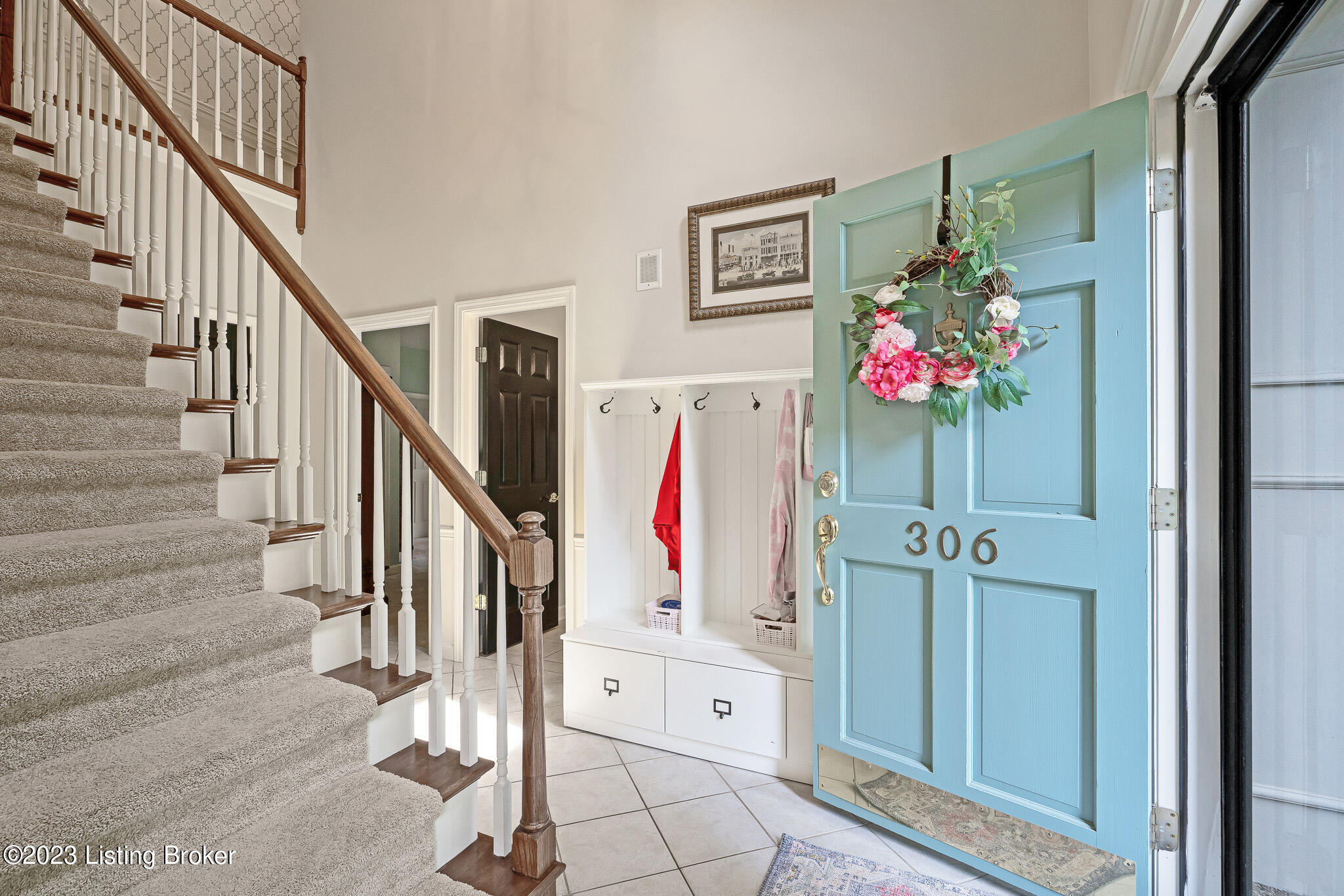 306 Ring Road Louisville, KY 40207 - Photo 9 of 70 09 entry foyer