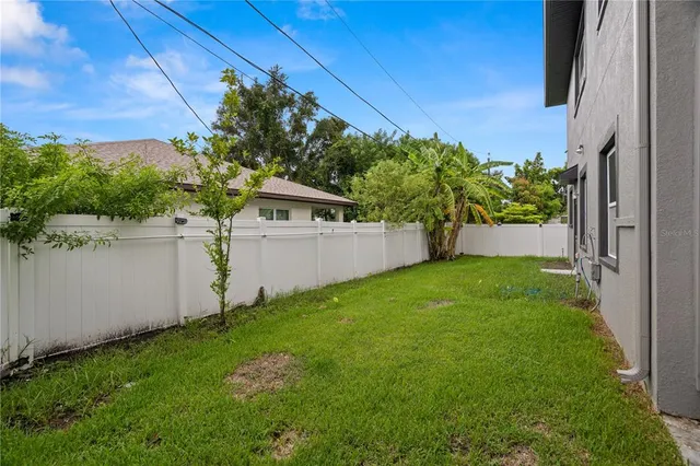 a view of back yard of the house