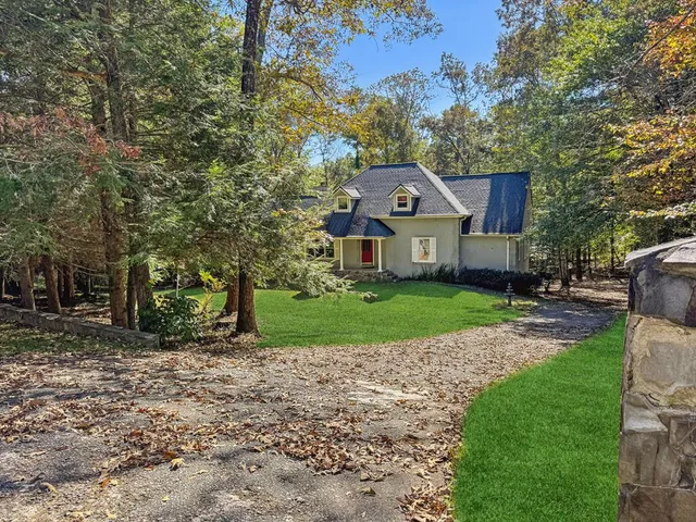 a view of a livingroom with hardwood floor and a ceiling fan