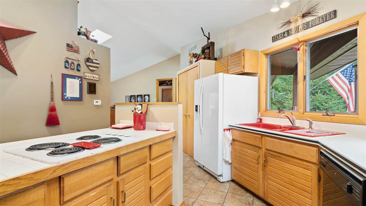 7710 Forest Lodge Road Traverse City, MI 49685 - Photo 20 of 88 1891618-19.JPG