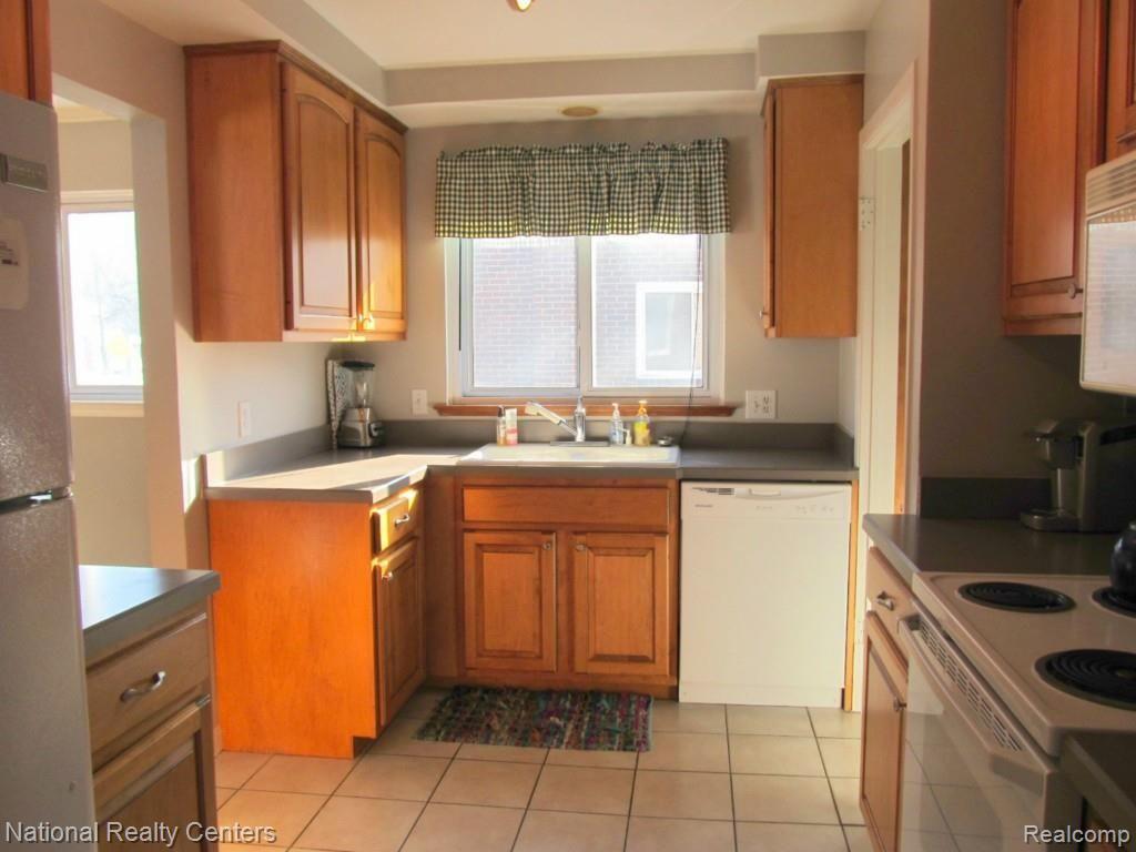 1576 Cheltenham Road Birmingham, MI 48009 - Photo 7 of 19 Kitchen