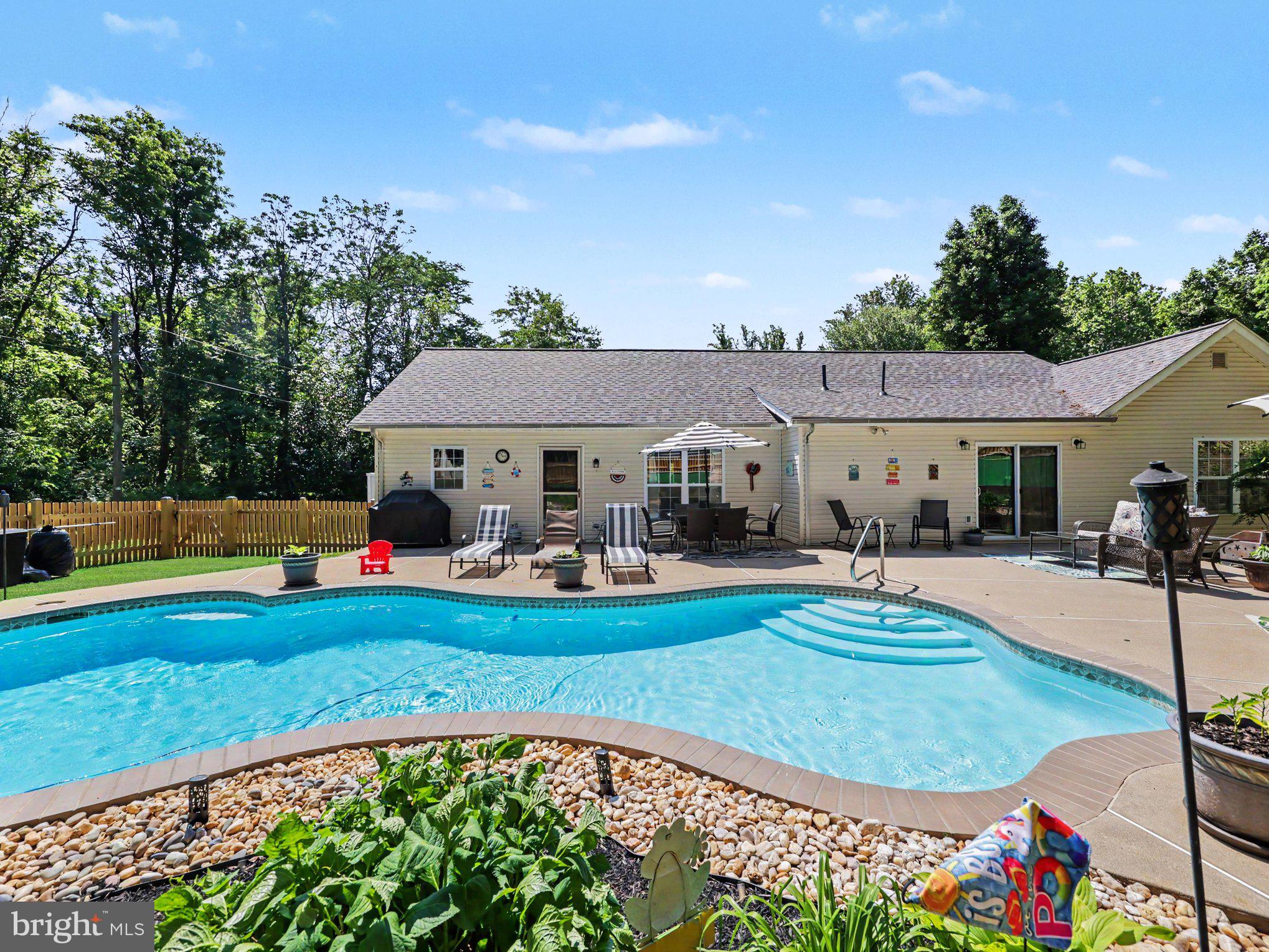 7462 Keith Road Warrenton, VA 20186 - Photo 3 of 37 Makes you want to jump right in.